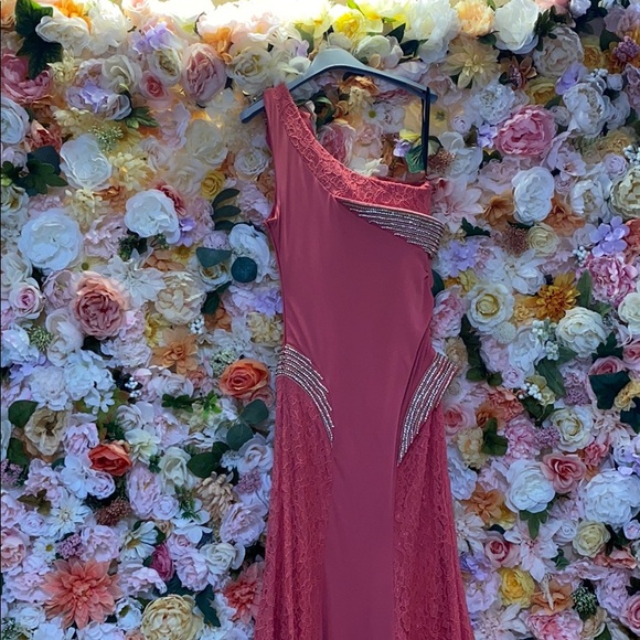 Free Shipping Size 6. Lace Embellished Gown - Picture 6 of 6